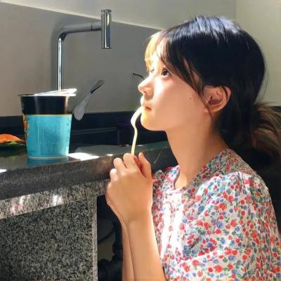 穿黄靴子的女孩